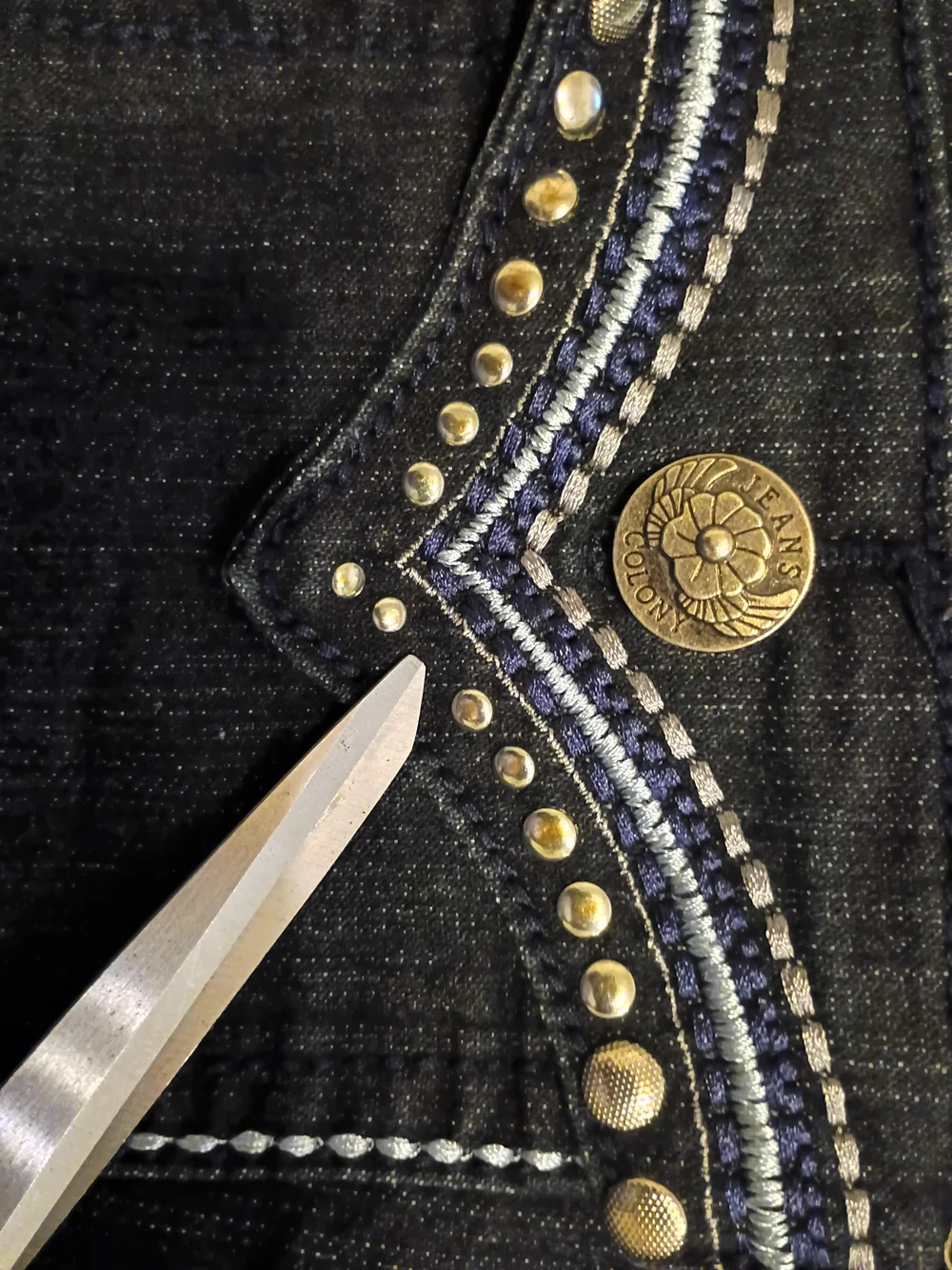Jeans Colony Women's Dark Wash Cropped Jeans with Studs On Pockets Sz 18